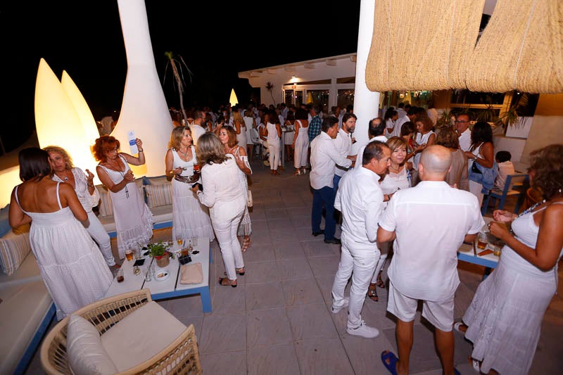 La fiesta veraniega del Mirador de Playa Granada, el centro de eventos de Grupo Abades, congregó a más de 200 personas