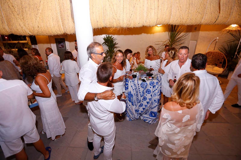 La fiesta veraniega del Mirador de Playa Granada, el centro de eventos de Grupo Abades, congregó a más de 200 personas