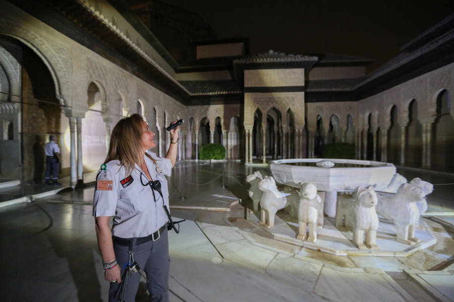 Nos metemos de lleno en el trabajo de los vigilantes de seguridad de noche, cuando ya no hay nadie