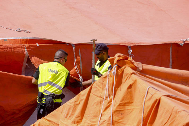 En apenas unas horas han montado las 13 tiendas para el alojamiento de los inmigrantes, con diez literas en cada una, otras cuatro tiendas con mobiliario que se utilizarán como comedor y dos carpas más para oficinas donde la Policía Nacional realizará su trabajo