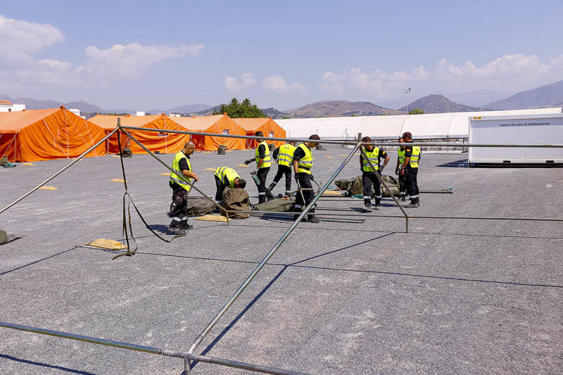 En apenas unas horas han montado las 13 tiendas para el alojamiento de los inmigrantes, con diez literas en cada una, otras cuatro tiendas con mobiliario que se utilizarán como comedor y dos carpas más para oficinas donde la Policía Nacional realizará su trabajo