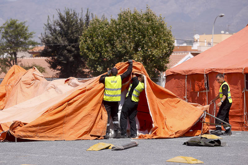 En apenas unas horas han montado las 13 tiendas para el alojamiento de los inmigrantes, con diez literas en cada una, otras cuatro tiendas con mobiliario que se utilizarán como comedor y dos carpas más para oficinas donde la Policía Nacional realizará su trabajo