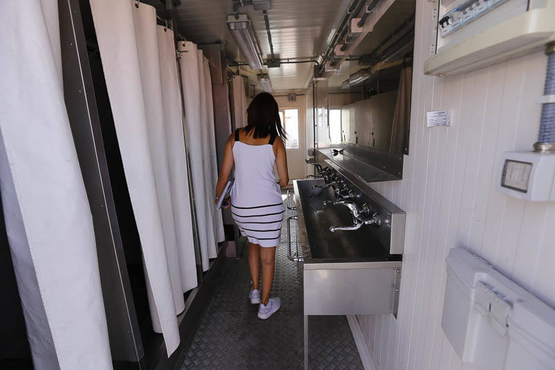 En apenas unas horas han montado las 13 tiendas para el alojamiento de los inmigrantes, con diez literas en cada una, otras cuatro tiendas con mobiliario que se utilizarán como comedor y dos carpas más para oficinas donde la Policía Nacional realizará su trabajo