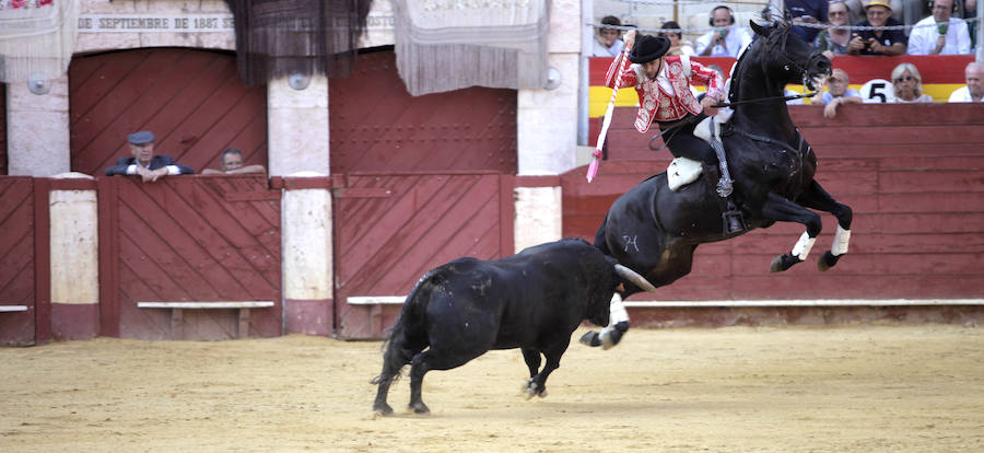 Puerta grande a lo superficial para Pablo y Guillermo Hermoso y Lea Vicens, que cortaron ocho orejas, en la última de la feria taurina de Almería en 2018