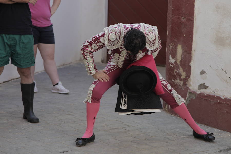 Puerta grande a lo superficial para Pablo y Guillermo Hermoso y Lea Vicens, que cortaron ocho orejas, en la última de la feria taurina de Almería en 2018