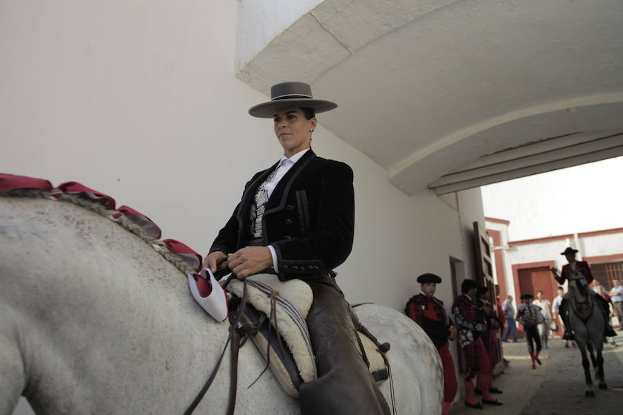 Puerta grande a lo superficial para Pablo y Guillermo Hermoso y Lea Vicens, que cortaron ocho orejas, en la última de la feria taurina de Almería en 2018