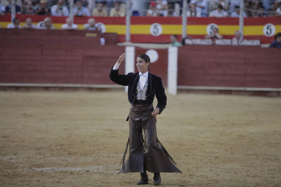 Puerta grande a lo superficial para Pablo y Guillermo Hermoso y Lea Vicens, que cortaron ocho orejas, en la última de la feria taurina de Almería en 2018