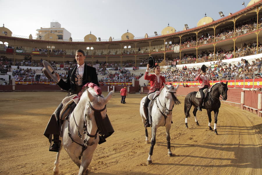 Puerta grande a lo superficial para Pablo y Guillermo Hermoso y Lea Vicens, que cortaron ocho orejas, en la última de la feria taurina de Almería en 2018