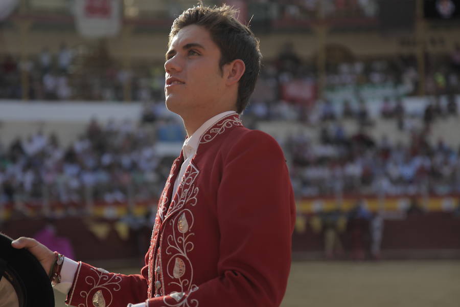 Puerta grande a lo superficial para Pablo y Guillermo Hermoso y Lea Vicens, que cortaron ocho orejas, en la última de la feria taurina de Almería en 2018