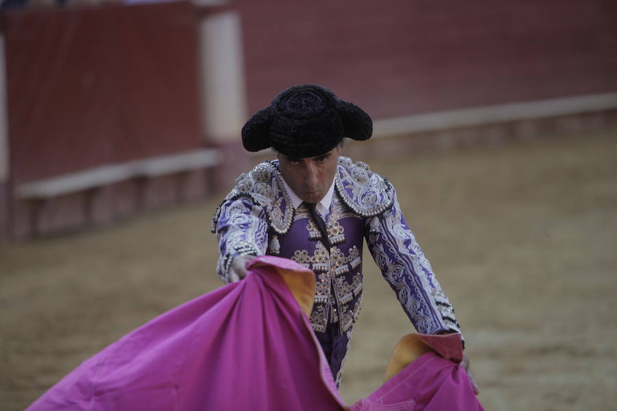 Puerta grande a lo superficial para Pablo y Guillermo Hermoso y Lea Vicens, que cortaron ocho orejas, en la última de la feria taurina de Almería en 2018