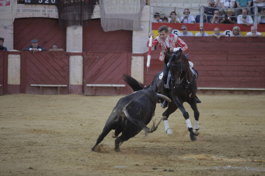 Puerta grande a lo superficial para Pablo y Guillermo Hermoso y Lea Vicens, que cortaron ocho orejas, en la última de la feria taurina de Almería en 2018