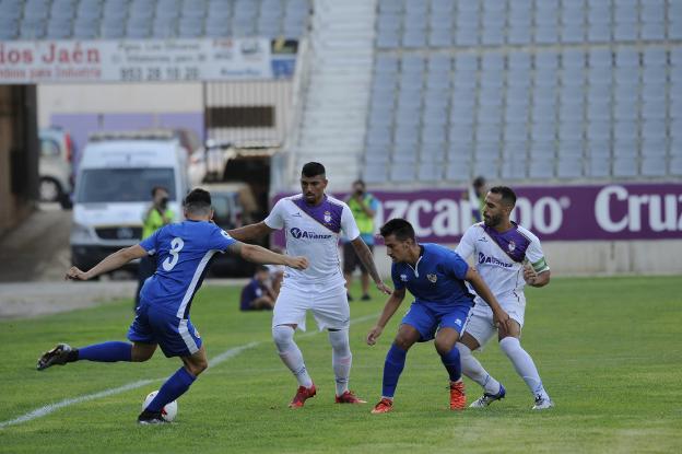 Real Jaén y Linares Deportivo miden sus fuerzas en la primera jornada liguera tras verse las caras en el pasado Trofeo del Olivo. 