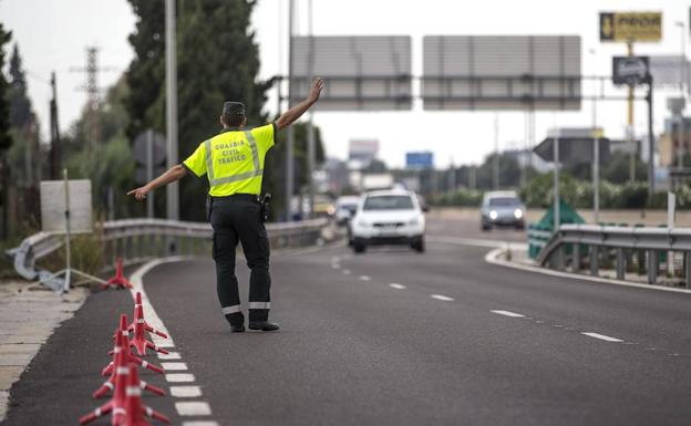 La Guardia Civil recuerda los 3 documentos que debes llevar siempre en el coche