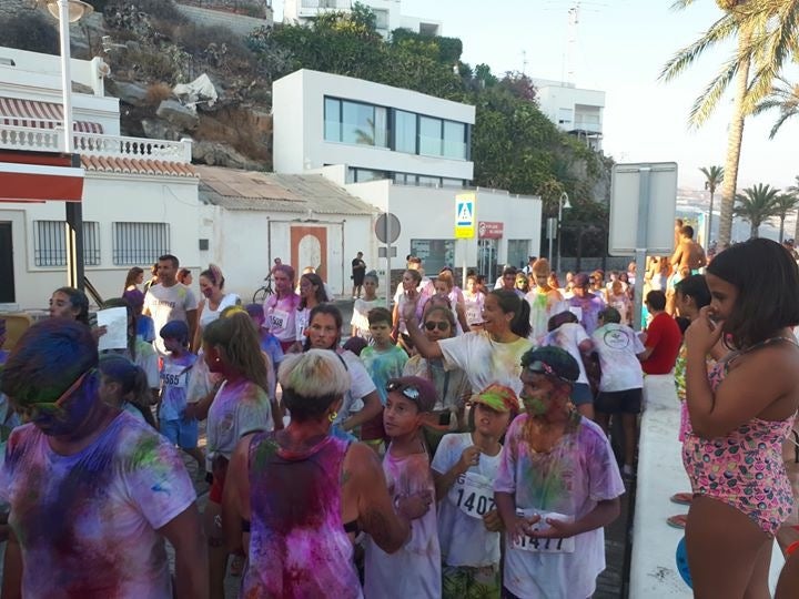 Ayer el municipio de Castell de Ferro se pintó de colores con la celebración de la I Color Run. 