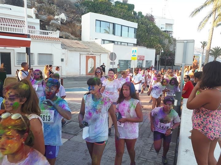 Ayer el municipio de Castell de Ferro se pintó de colores con la celebración de la I Color Run. 