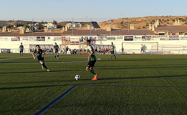 Un Mancha Real más experimentado saca tajada del duelo en Huétor Vega