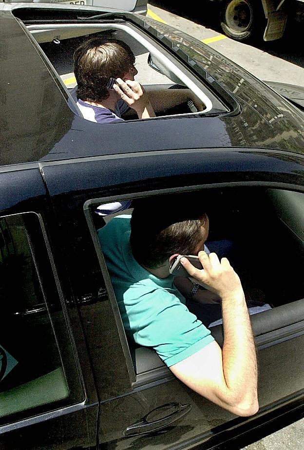 Un conductor, jugándose la vida y la de su acompañante.