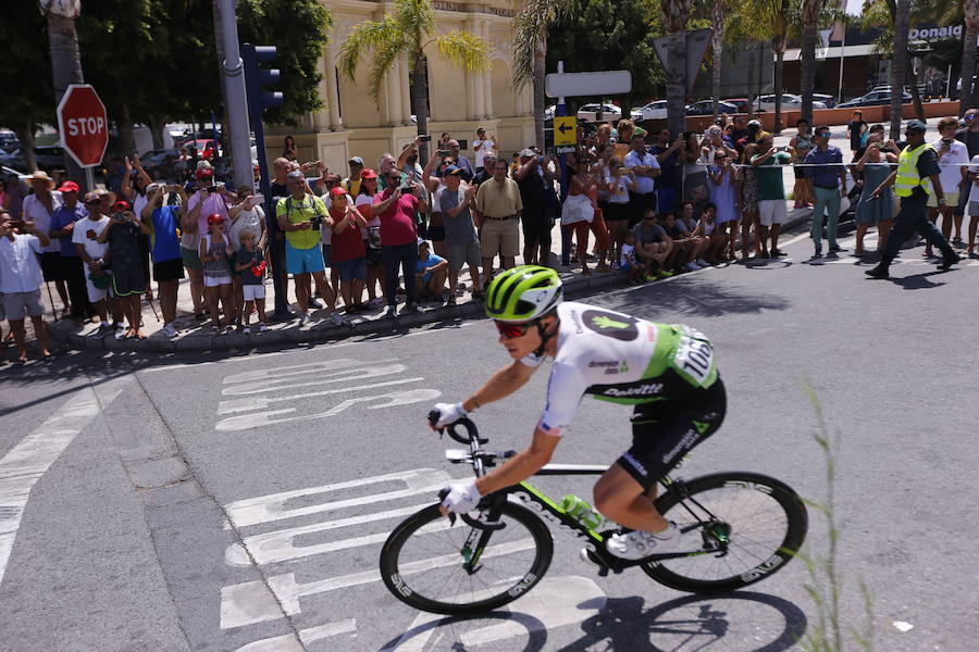 La ronda ciclista se introduce en la Costa de Granada desde Málaga