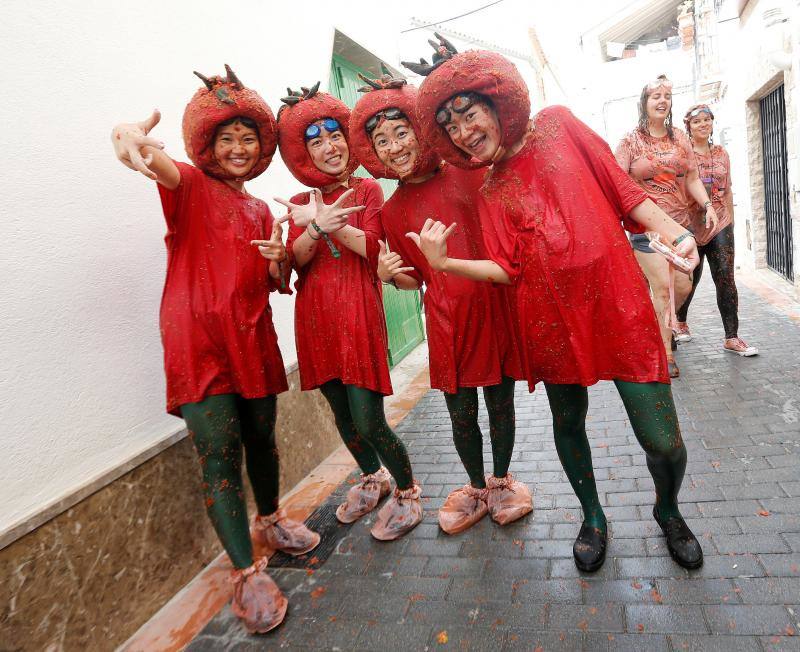 Unas 20.000 personas han lanzado 145.000 kilos de tomate en las fiestas de la localidad valenciana.