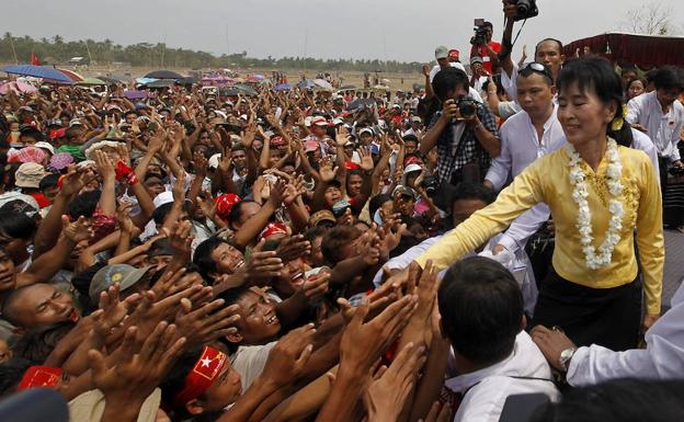 Dirigente birmana Suu Kyi durante la celebración del Año Nuevo. 