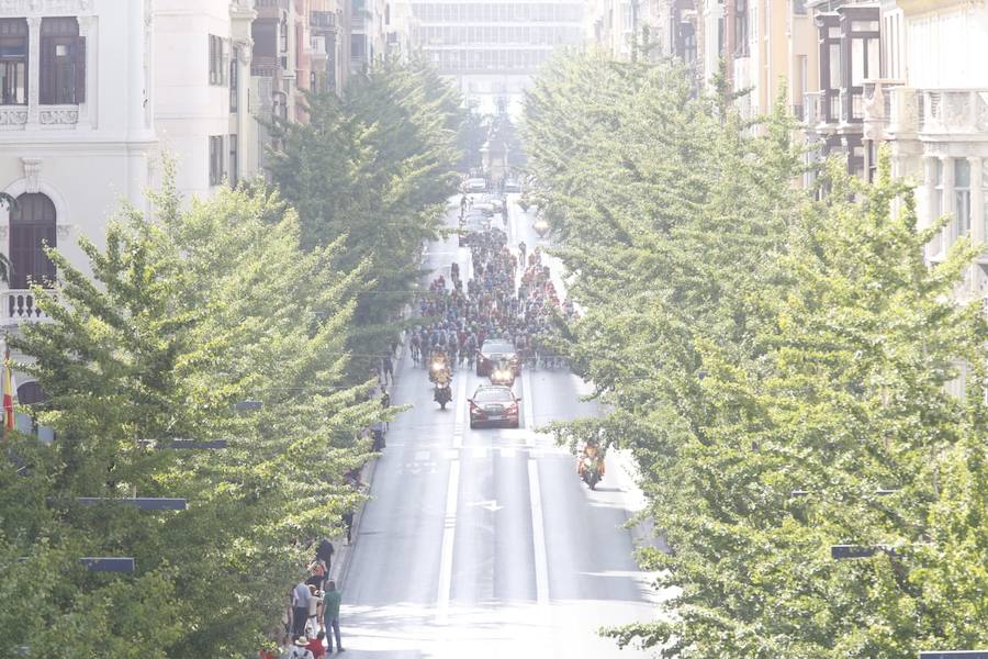 Impresionantes imágenes del pelotón de ciclistas abandonando la capital de la Alhambra