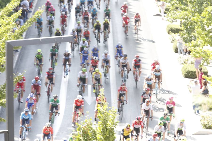 Impresionantes imágenes del pelotón de ciclistas abandonando la capital de la Alhambra