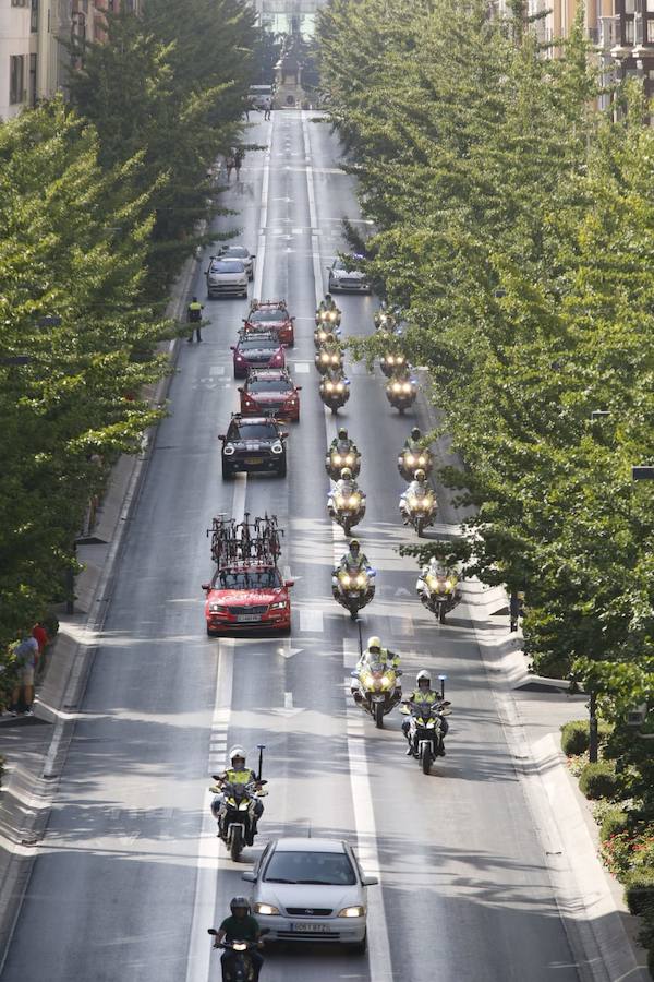 Impresionantes imágenes del pelotón de ciclistas abandonando la capital de la Alhambra