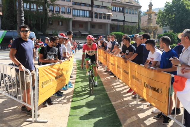 Aluvión de personas en la salida de la carrera desde la capital