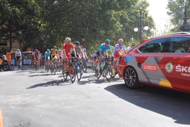 Aluvión de personas en la salida de la carrera desde la capital