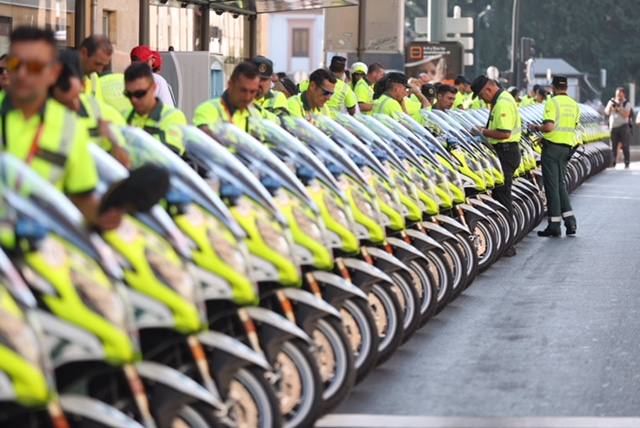 Aluvión de personas en la salida de la carrera desde la capital
