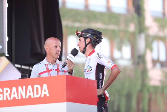Aluvión de personas en la salida de la carrera desde la capital