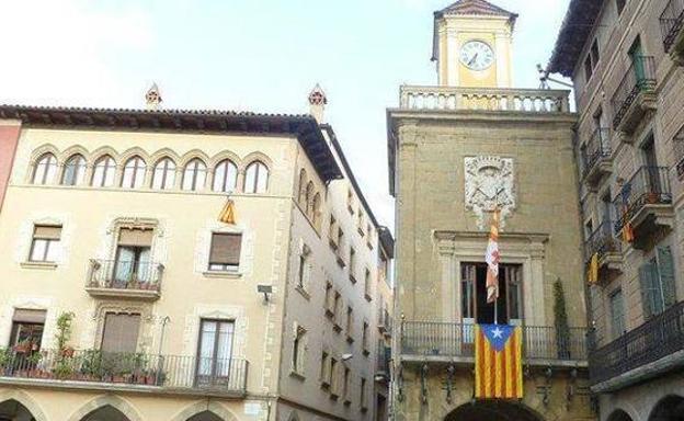 Fachada del Ayuntamiento de Vic en la plaza Mayor de la localidad barcelonesa, en la que se difunde cada día la arenga separatista.