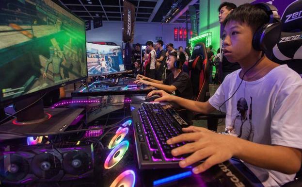 Un asistente juega en un festival de videojuegos.