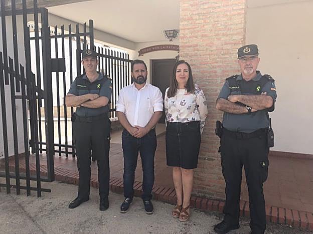 La subdelegada, con el alcalde y mandos de la Benemérita. 