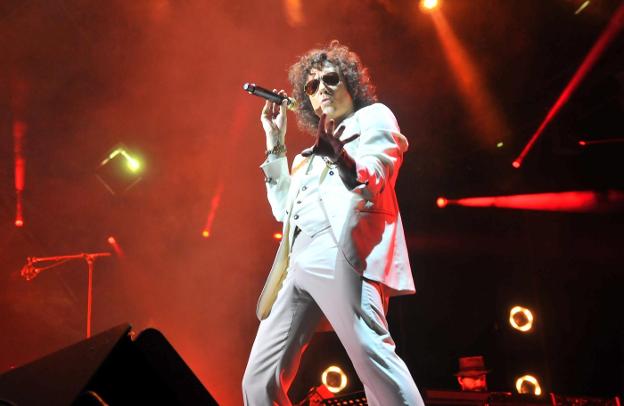 Enfundado en un traje blanco y con gafas de sol apareció en escena el cantautor, Enrique Bunbury, para deleitar al público que esperaba expectante. 