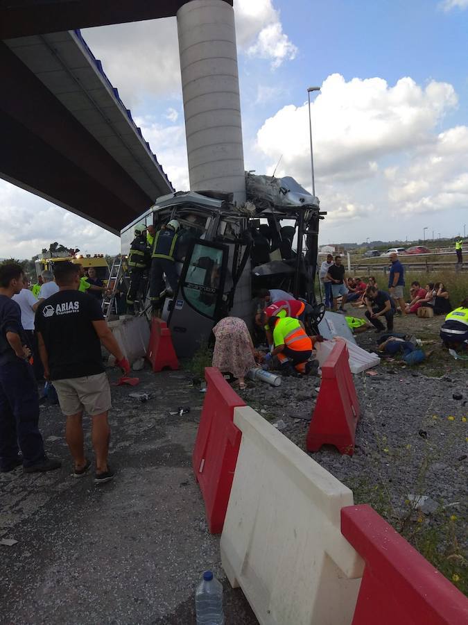 Varios muertos y decenas de heridos tras chocar un autobús contra un pilar de hormingón