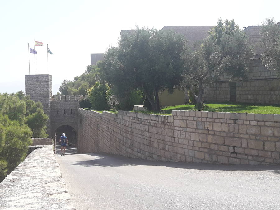 Durante siglos, el Castillo de Santa Catalina ha hospedado a nobles, reyes y vasallos, siendo testigo de la historia de la capital