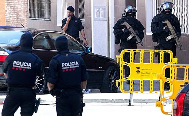 Agentes de los Mossos d' Esquadra.