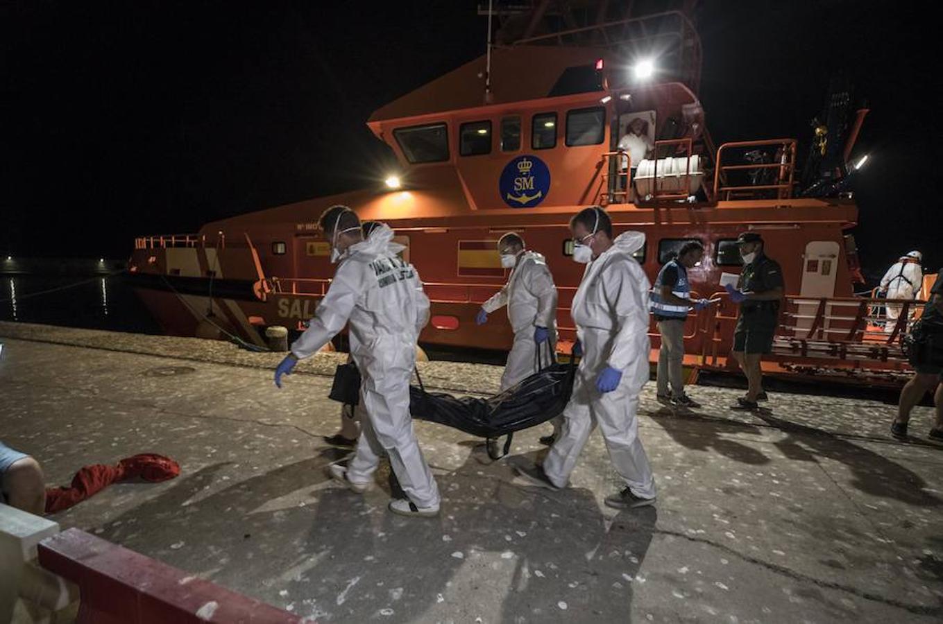 Las dos embarcaciones en las que navegaban estaban siendo buscadas desde esta mañana cuando se recibió un aviso de la salida de las pateras desde el norte de Marruecos