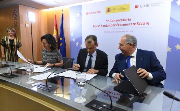 Ana Botín, Pedro Duque y Roberto Fernández firman el acuerdo.