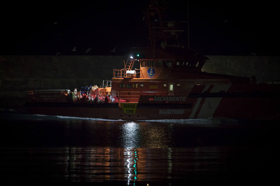 Las dos embarcaciones en las que navegaban estaban siendo buscadas desde esta mañana cuando se recibió un aviso de la salida de las pateras desde el norte de Marruecos