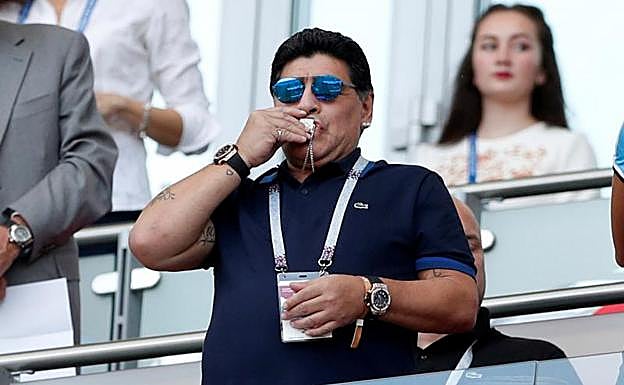 Diego Armando Maradona presencia un partido de Argentina en el pasado Mundial. 