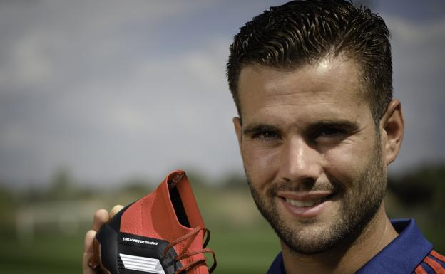 Nacho Fernández, con las botas que sorterará entre sus cinco millones de seguires en instagram