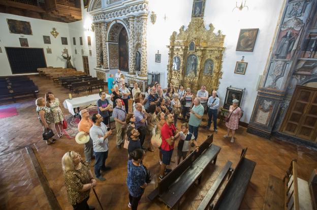 Asistentes a la visita guiada a la capilla del Monasterio de Santa Isabel la Real.