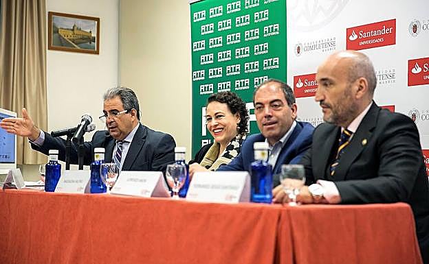 La ministra de Trabajo, Magdalena Valerio, durante la inauguración de un curso de verano sobre los autónomos.