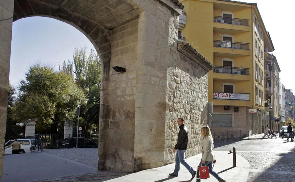 La Puerta del Ángel está situada junto al Convento de las Bernardas y da al Parque de la Alameda, ahora dedicado al expresidente Adolfo Suárez.