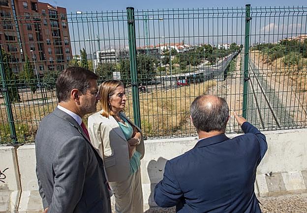 Torres Hurtado explica a Ana Pastor y Rafael Catalá, ex ministros de Fomento, el proyecto de la estación junto a plaza Europa.