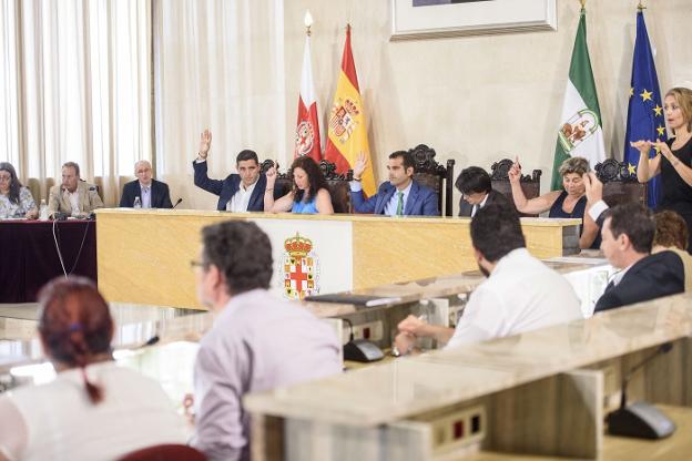 Pleno del Ayuntamiento celebrado en el salón noble de las Casas Consistoriales, en la plaza de la Constitución de la capital.