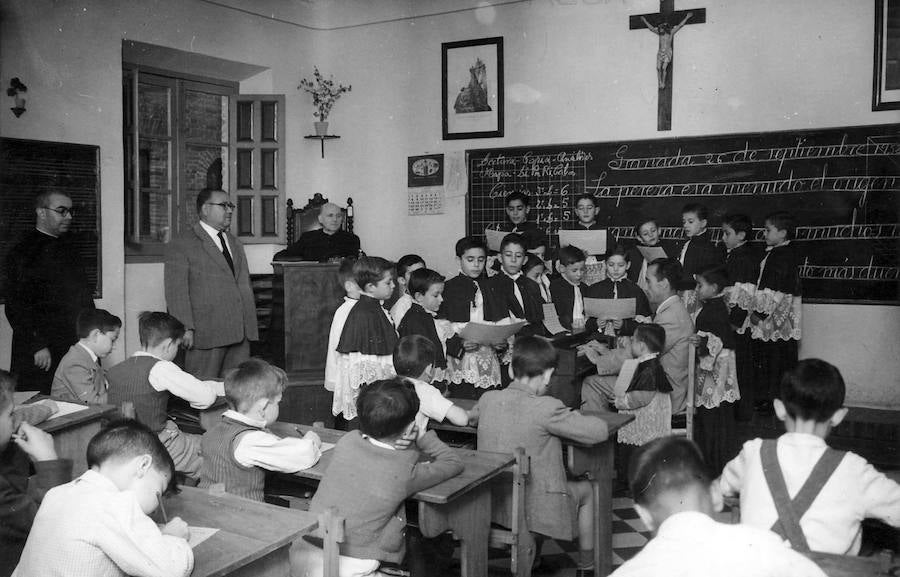 Un día de clase en el Colegio Escolanía de la Virgen de las Angustias en 1952