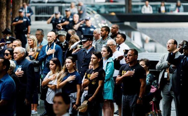 Imagen principal - Miles de neoyorkinos han hecho un parón en sus puestos de trabajo para homenajear a las víctimas.